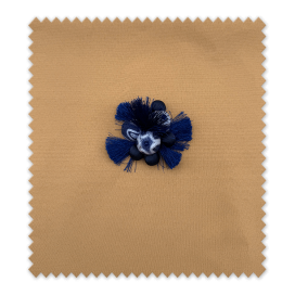 accesorio decorativo azul con borlas para manualidades