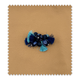 accesorio decorativo azul turquesa con borlas