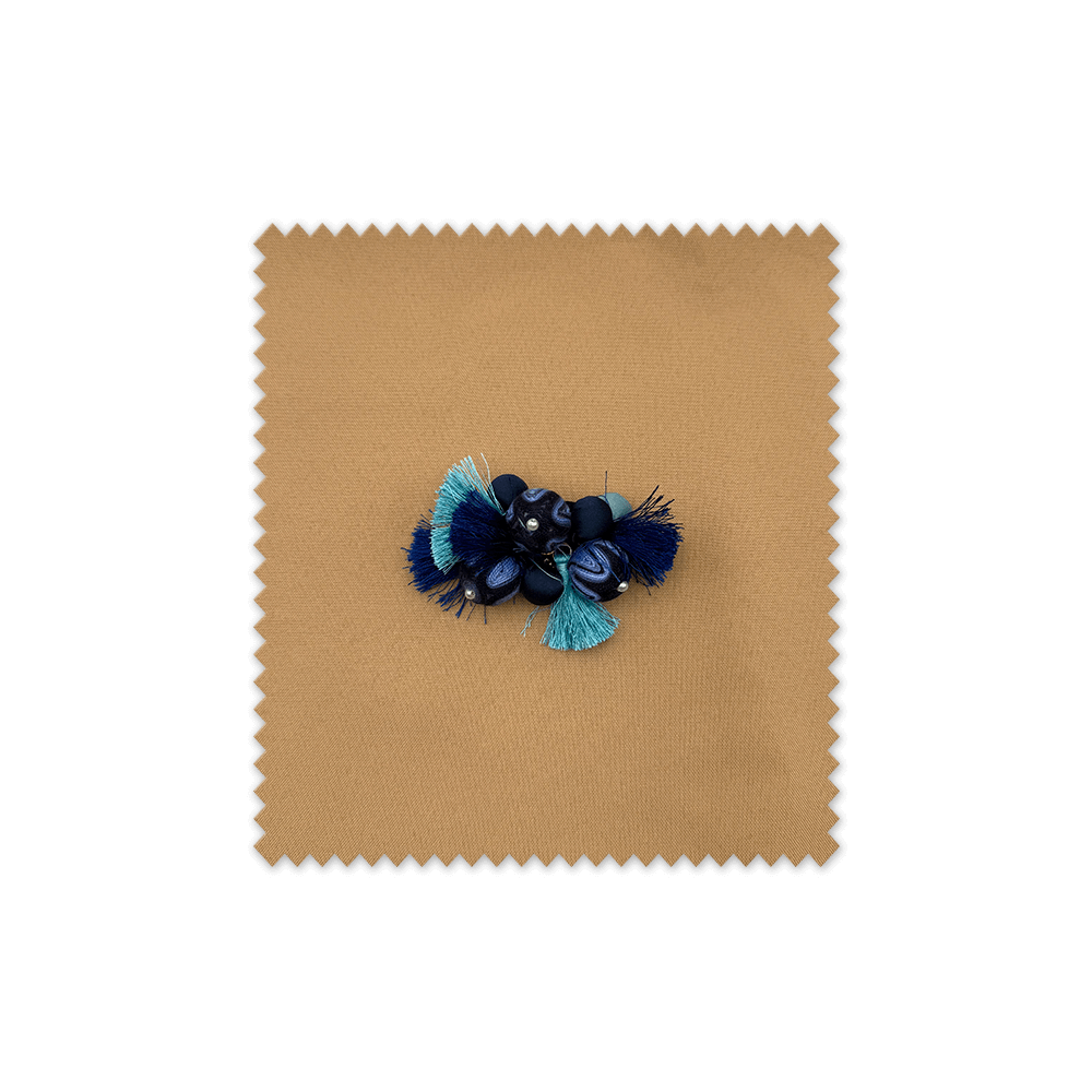 accesorio decorativo azul turquesa con borlas
