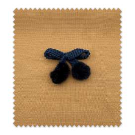 Lazo de ganchillo azul con pompones decorativos para manualidades y costura