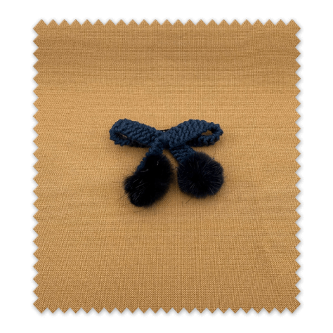 Lazo de ganchillo azul con pompones decorativos para manualidades y costura