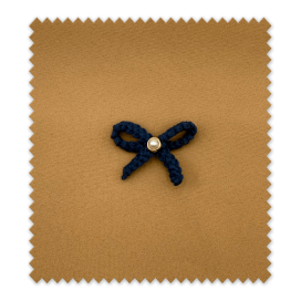 Accesorio artesanal azul con perla ideal para complementos infantiles