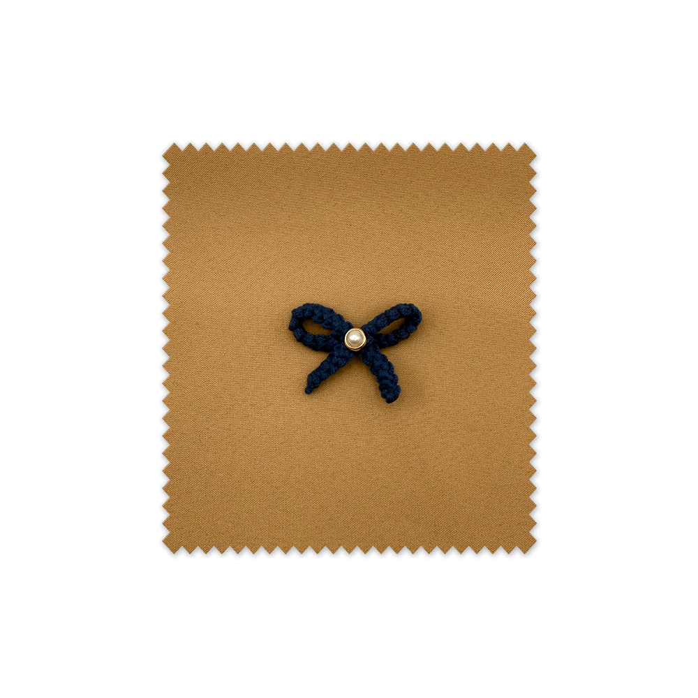 Accesorio artesanal azul con perla ideal para complementos infantiles