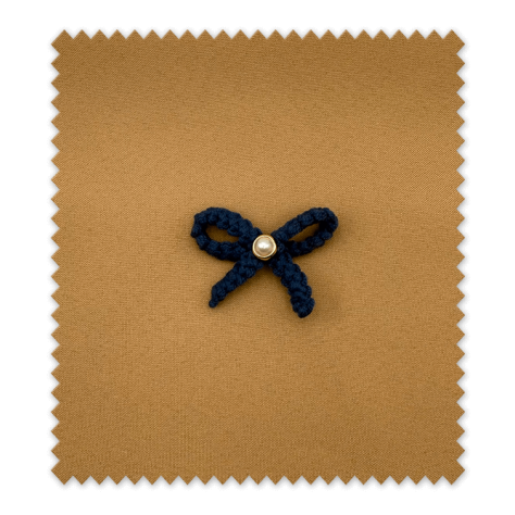 Accesorio artesanal azul con perla ideal para complementos infantiles