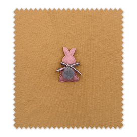 Parche infantil con diseño de conejo gris y pompón