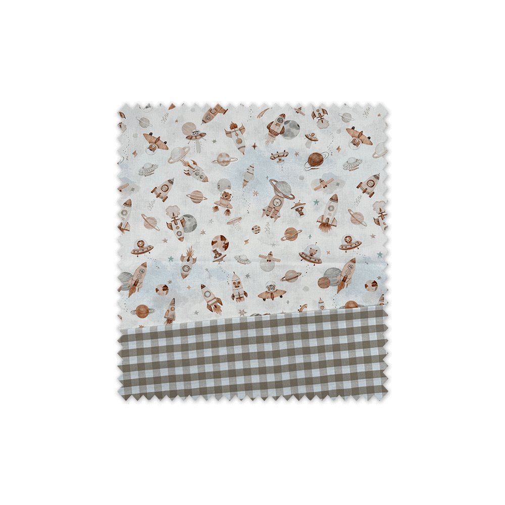 Idea combinado de telas infantiles con estampado de animales del espacio en tonos tierra.