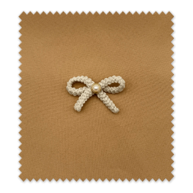 Lazo pequeño de lana con perla beige decorativo