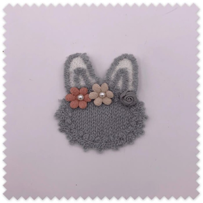 Parche conejito azul con flores para coser