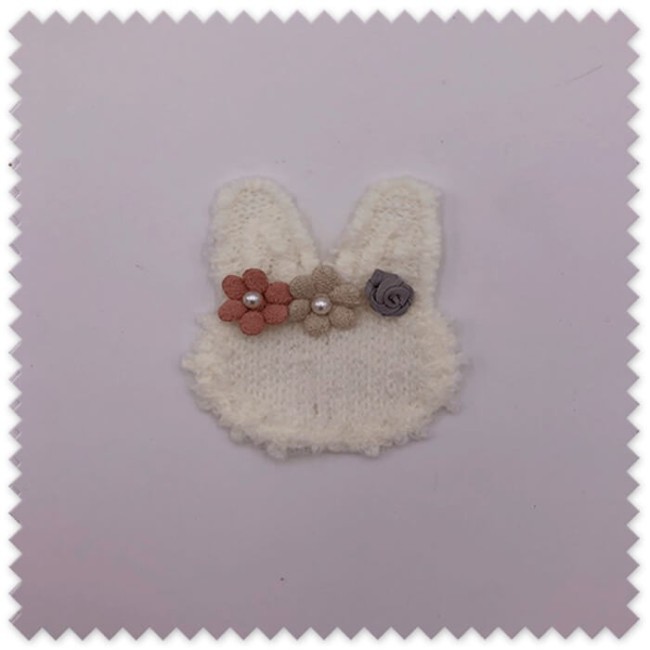 Parche decorativo conejito flores blancas
