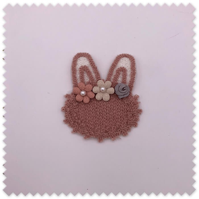 Parche conejito rosa empolvado con flores para coser