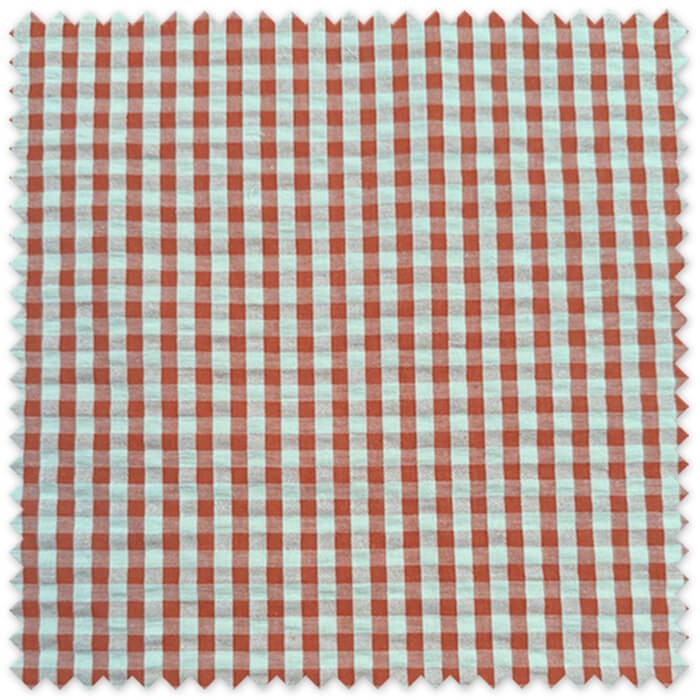 Detalle de cuadro vichy seersucker melocotón y teja con textura arrugada