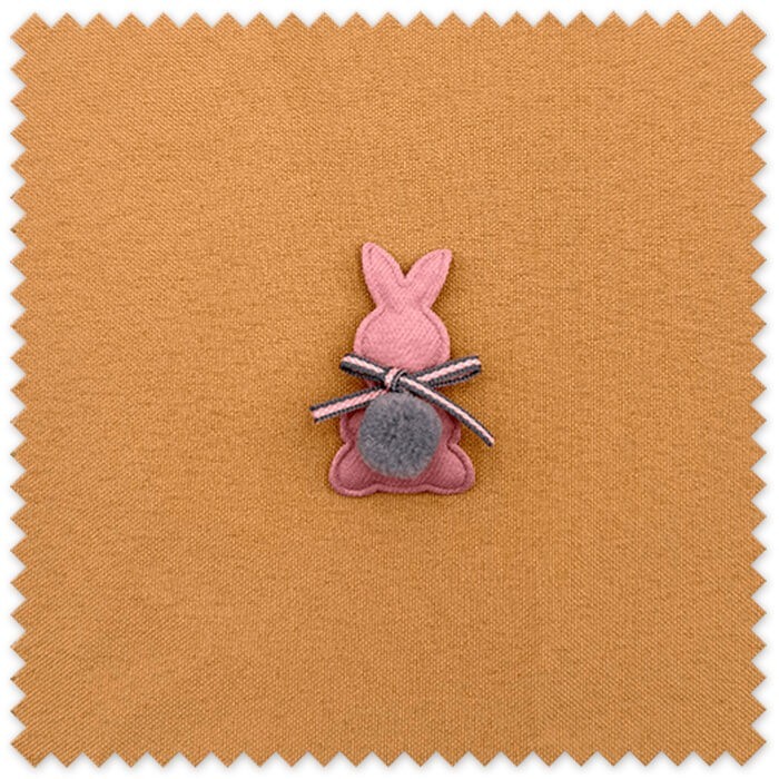 Parche infantil con diseño de conejo gris y pompón