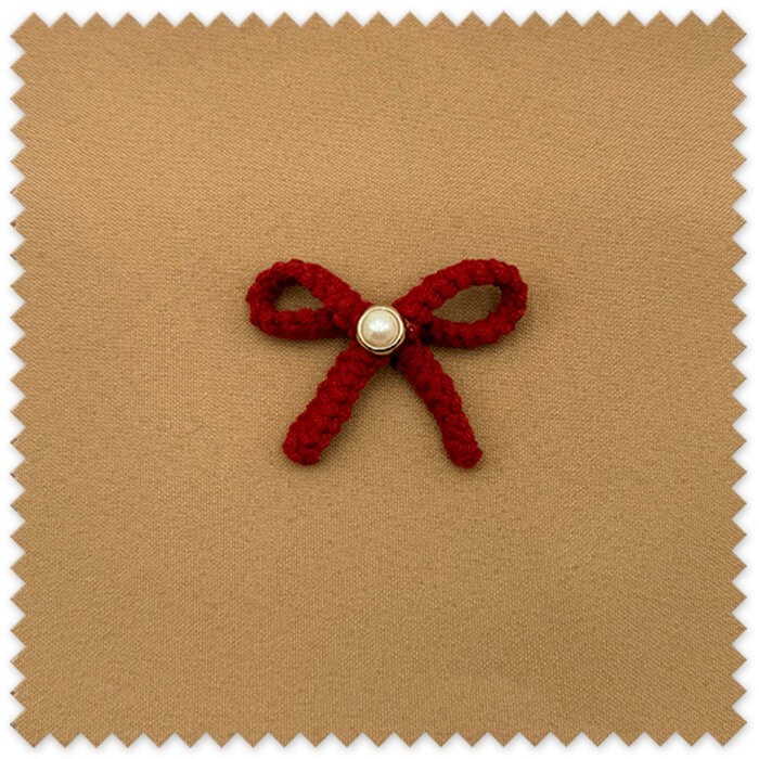Lazo pequeño de lana roja con perla decorativa para manualidades