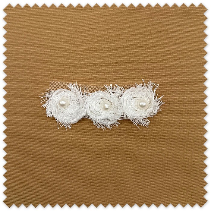 Flores Blancas Decorativas con Perlas al mejor precio