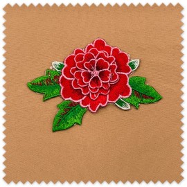 Parche rosa bordado en relieve con hojas verdes