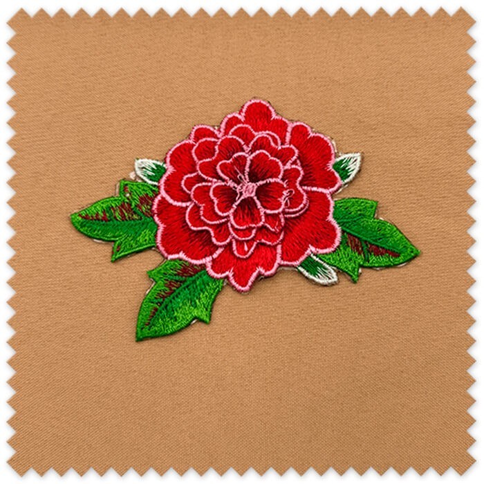 Parche rosa bordado en relieve con hojas verdes