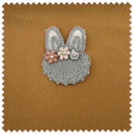 Parche conejito azul con flores para coser