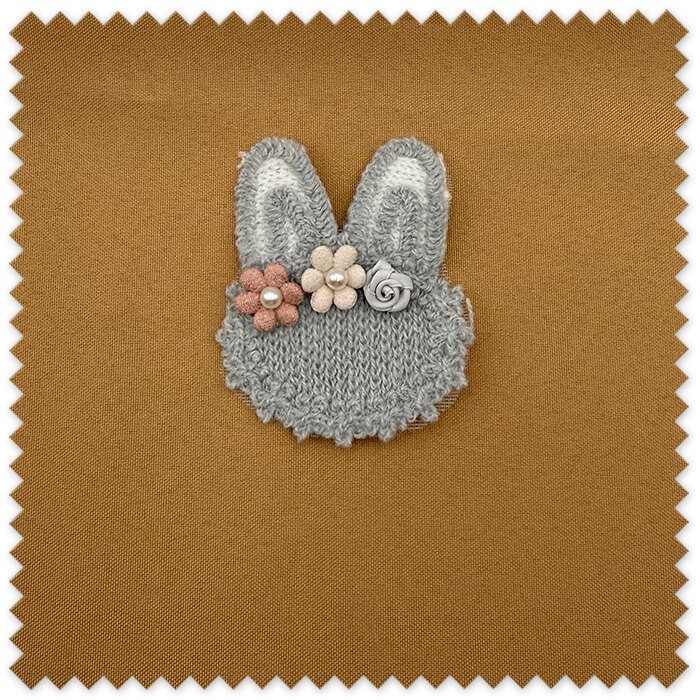 Parche conejito azul con flores para coser