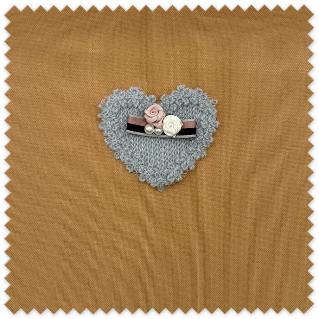 Parche textil corazón flores azules para costura creativa
Parche decorativo para personalizar prendas y mochilas