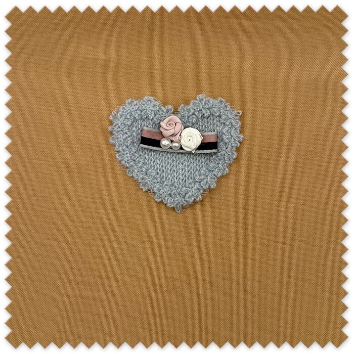 Parche textil corazón flores azules para costura creativa
Parche decorativo para personalizar prendas y mochilas