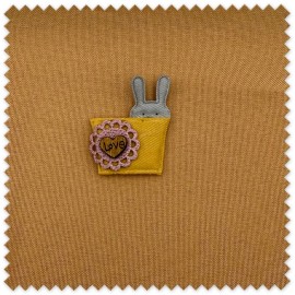 Parche bordado conejito infantil en tonos morado y mostaza