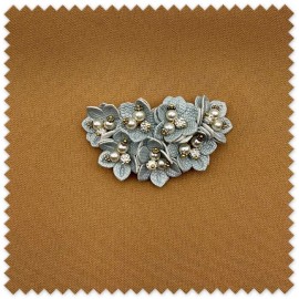 Aplique floral azul bebé con brillo
Parche decorativo flores con perlas para coser