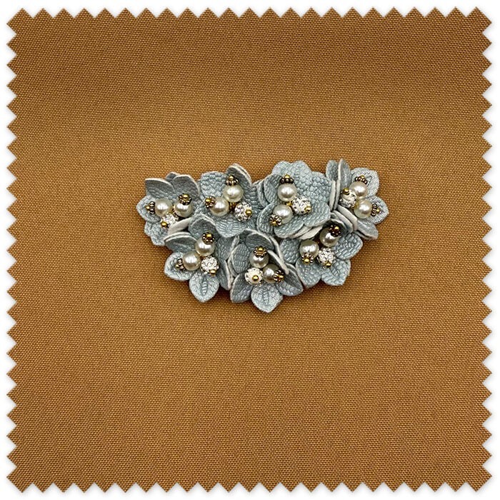 Aplique floral azul bebé con brillo
Parche decorativo flores con perlas para coser