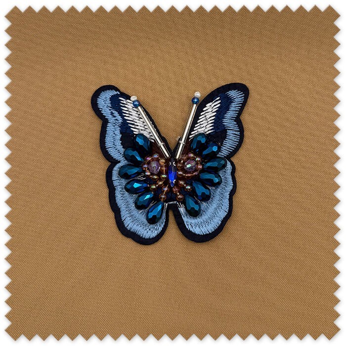 Aplique mariposa azul con piedras brillantes
Parche decorativo mariposa alargada para coser