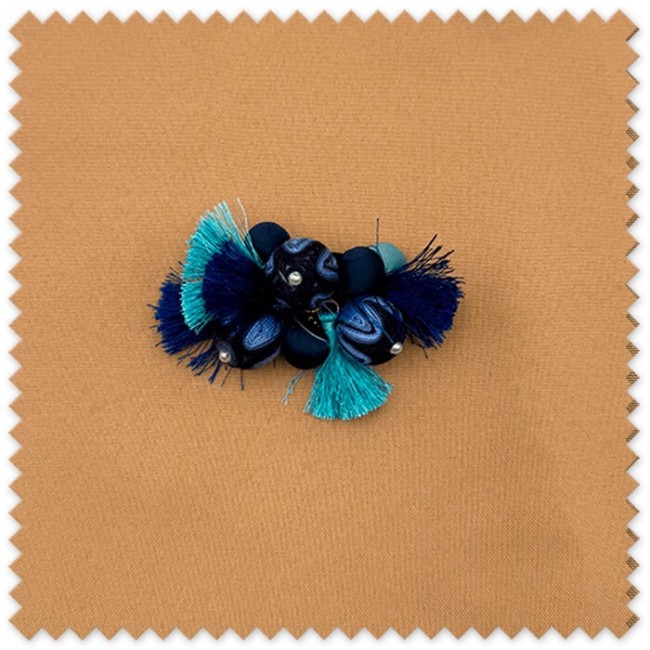 accesorio decorativo azul turquesa con borlas