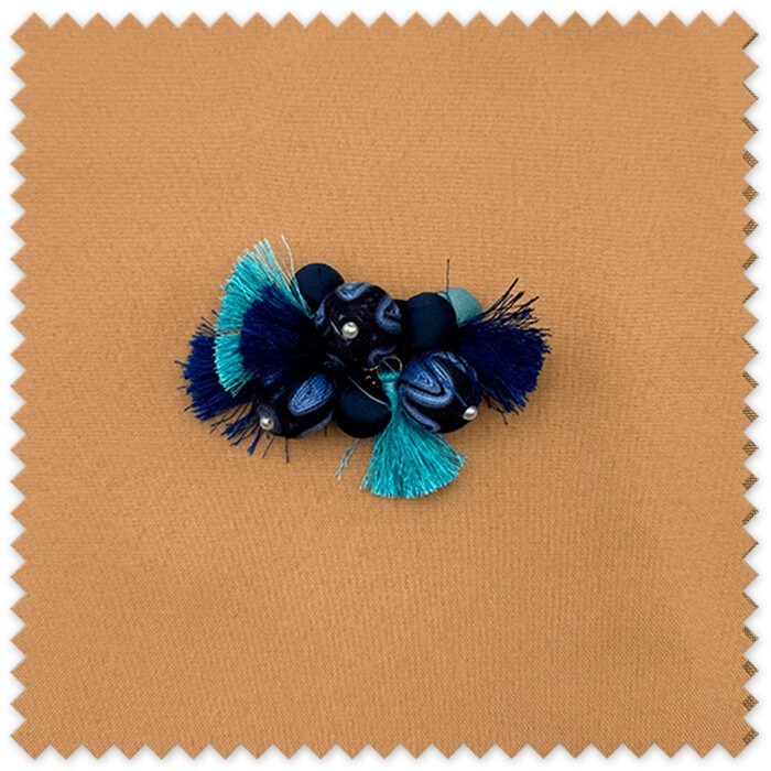 accesorio decorativo azul turquesa con borlas