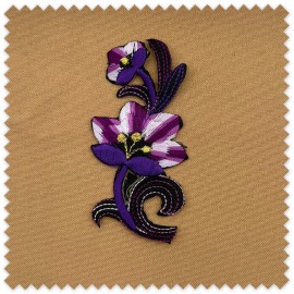Aplique floral morado para personalizar ropa
Parche decorativo de flores moradas bordadas