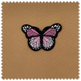 Parche Mariposa Rosa Claro bordado para decorar prendas, bolsos y complementos