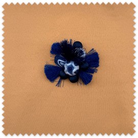 accesorio decorativo azul con borlas para manualidades