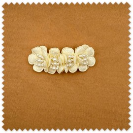Flores de Tela y Perlas Tono Beige precios especiales