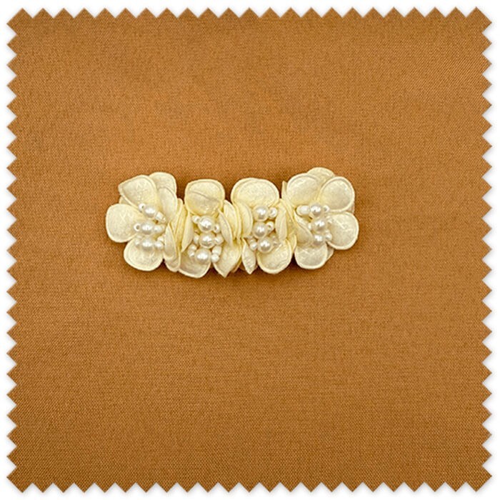 Flores de Tela y Perlas Tono Beige precios especiales