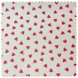 Tela impermeable estampada de corazones rosas y rojos