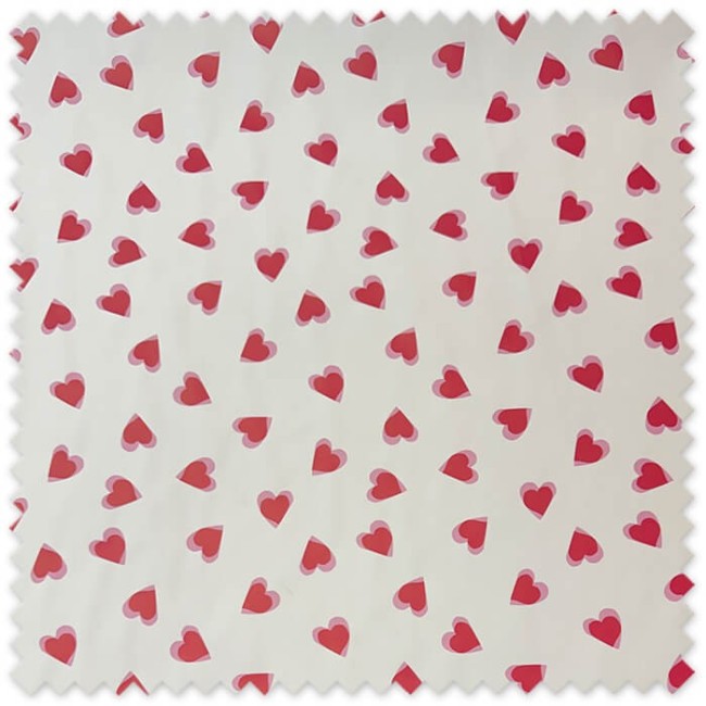 Tela impermeable estampada de corazones rosas y rojos