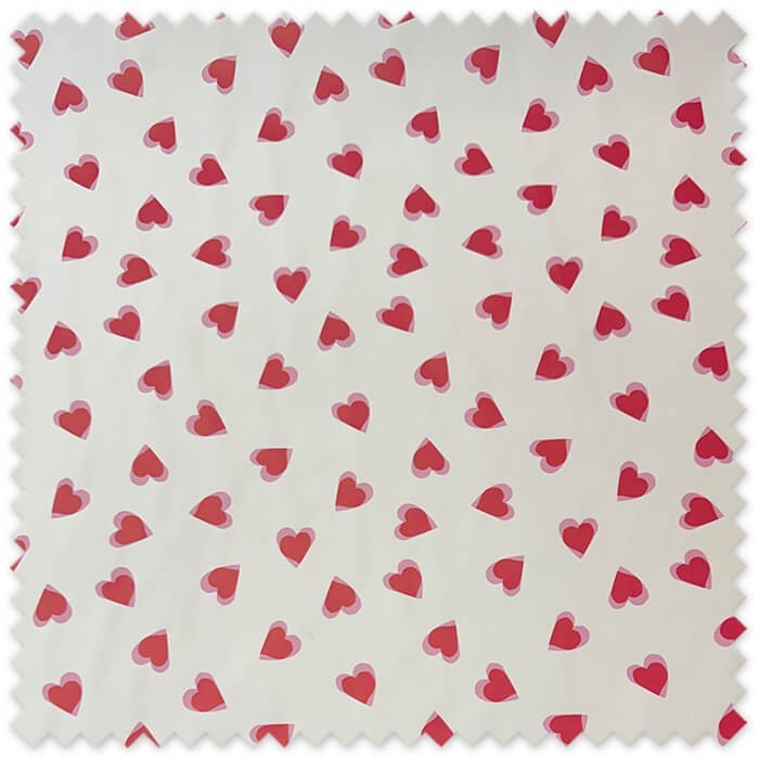 Tela impermeable estampada de corazones rosas y rojos