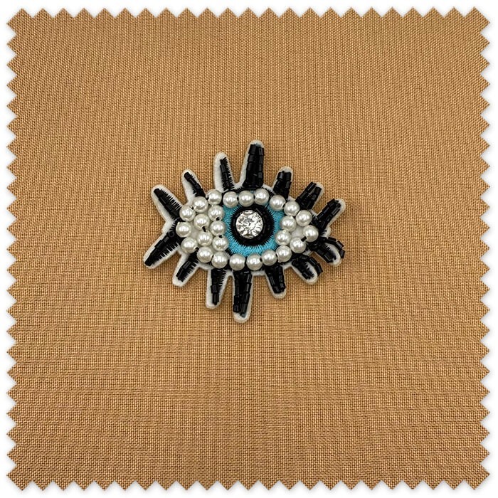 Parche Ojo Piedras y Perlas decorativo para ropa, costura creativa, manualidades y personalización de prendas.