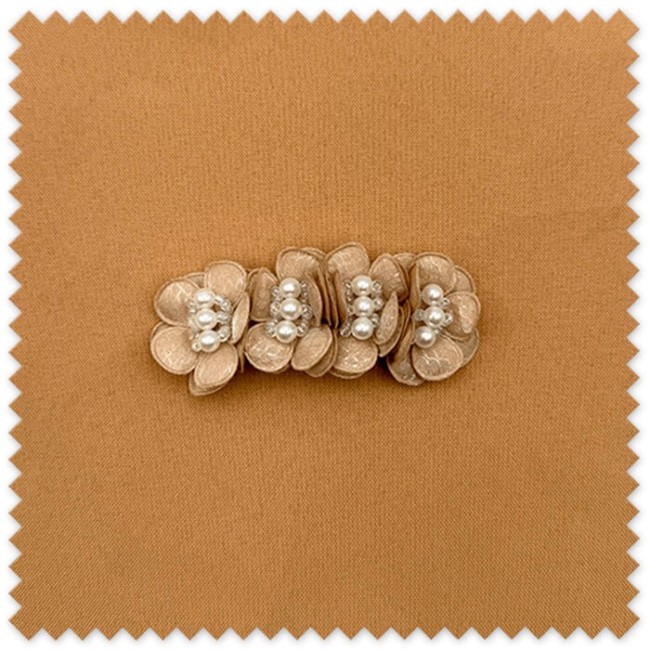 Flores de Tela y Perlas Tono Camel