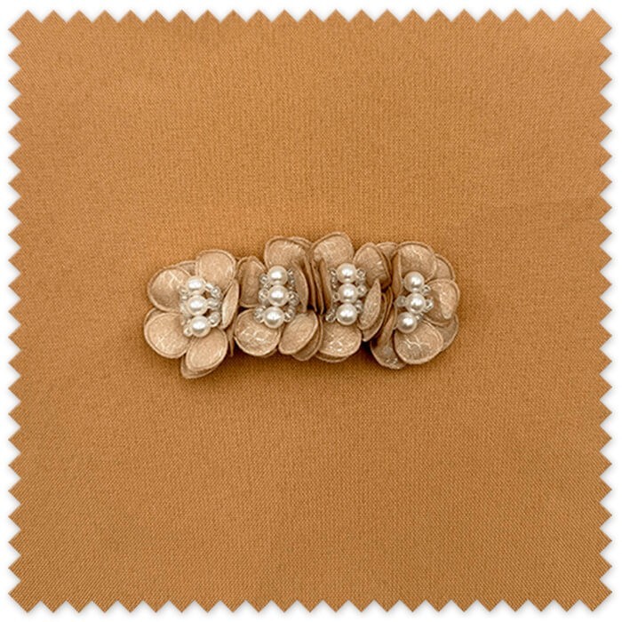 Flores de Tela y Perlas Tono Camel