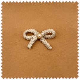 Lazo pequeño de lana con perla beige decorativo