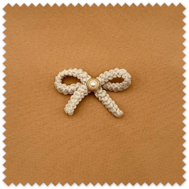 Lazo pequeño de lana con perla beige decorativo