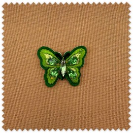 Mini aplique decorativo de mariposa verde con piedras ornamentales para personalizar prendas y complementos textiles.