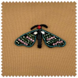 Aplique decorativo de mariposa de grandes alas con piedras ornamentales para personalizar prendas y complementos.