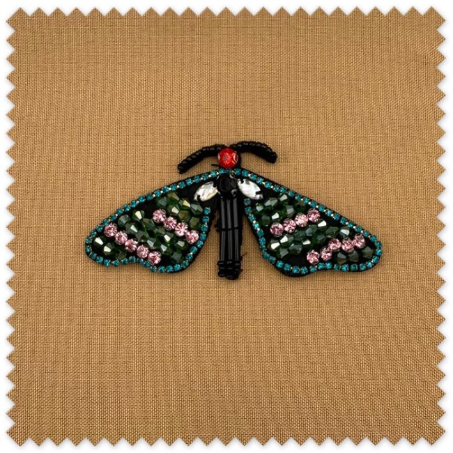 Aplique decorativo de mariposa de grandes alas con piedras ornamentales para personalizar prendas y complementos.