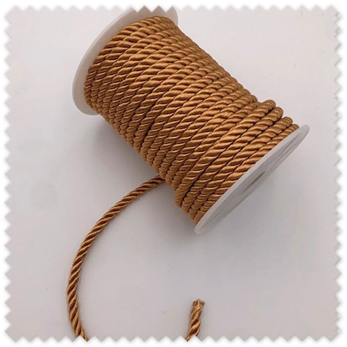 Rollo de 10 metros de cordón trenzado color camel de 5 mm con acabado satinado para costura, confección y manualidades.