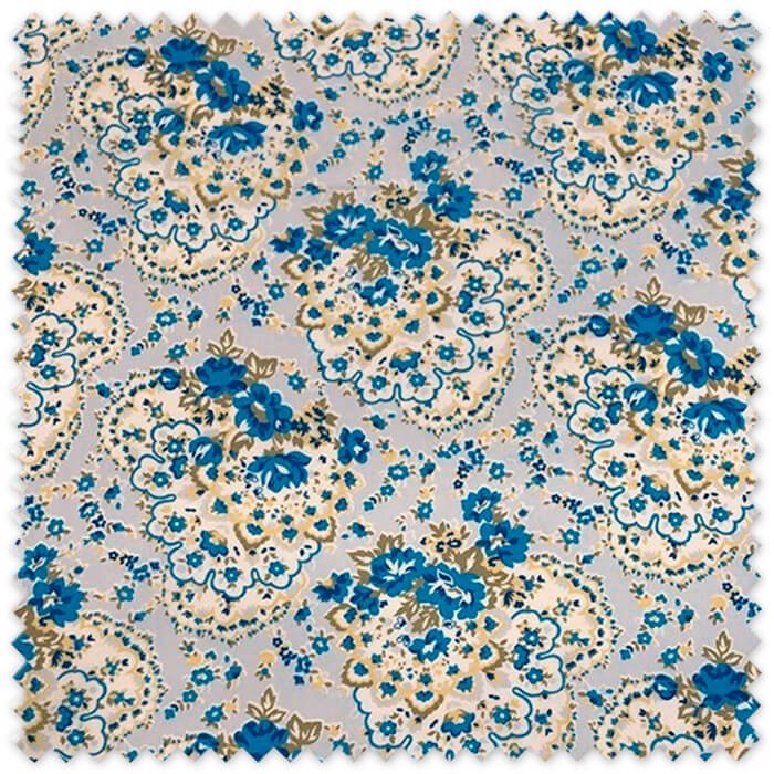 Tela popelín estampada con rosetones azules para confección de prendas, complementos y proyectos de costura creativa.