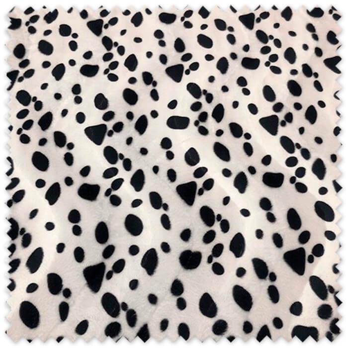 Tela Animal Print Dálmata de terciopelo con fondo blanco y manchas negras, ideal para disfraces, confección y decoración.