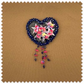 parche decorativo de corazón con piedras brillantes en azul y rosa